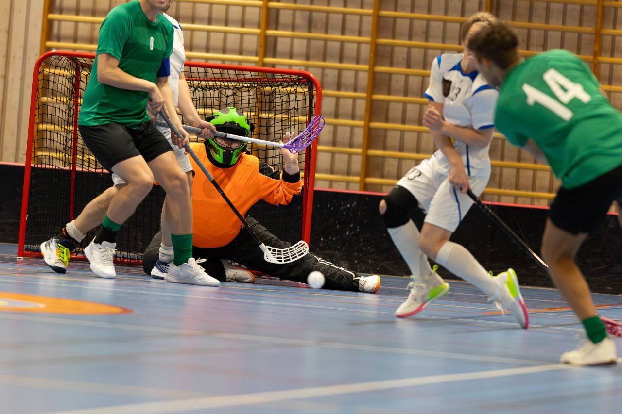 Spielsituation mit Schuss auf Tor