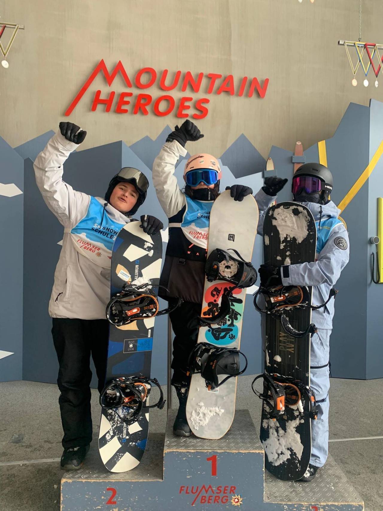 Snowboarder auf Podest