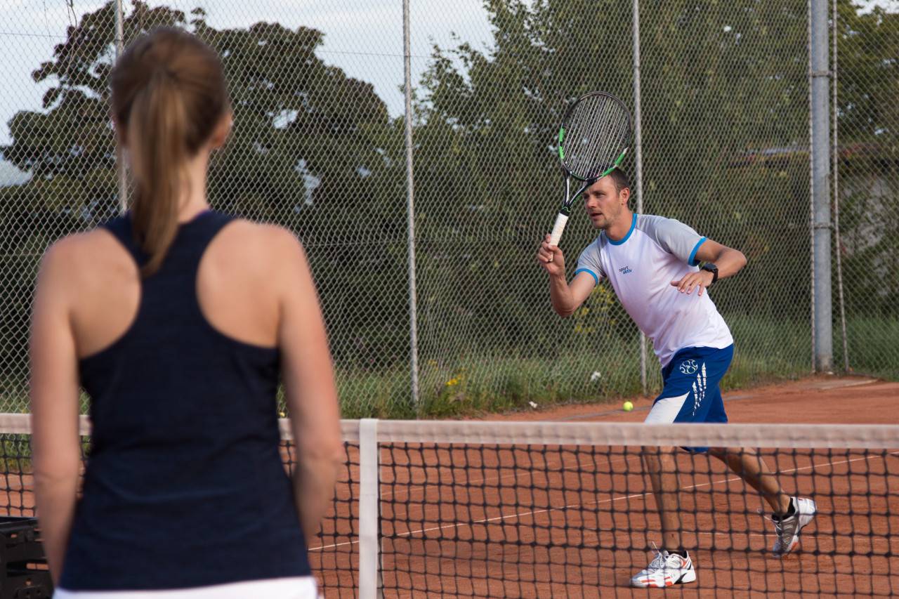 Tennis Sportaktivleitender beim Gruppenkurs