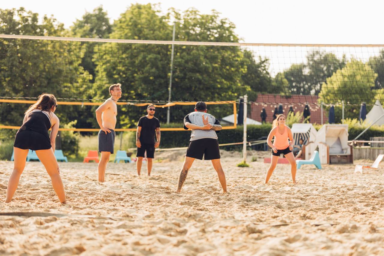 Beachvolleyball Spielsituation in der Freizeit