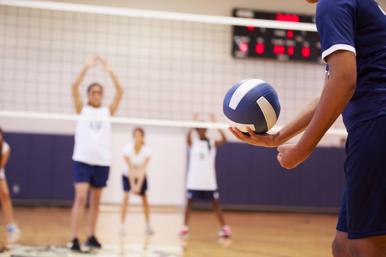 Spieler mit Ball bei Service
