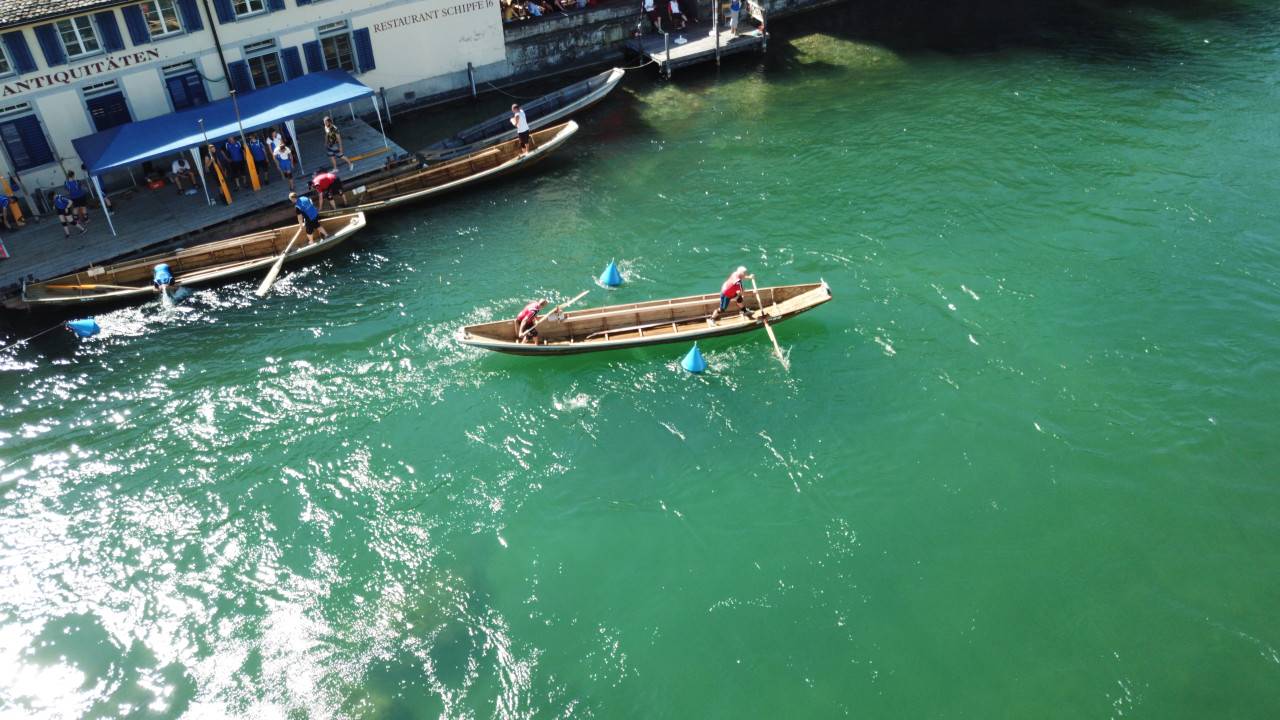 Boote mit Besatzung auf Limmat in Zürich