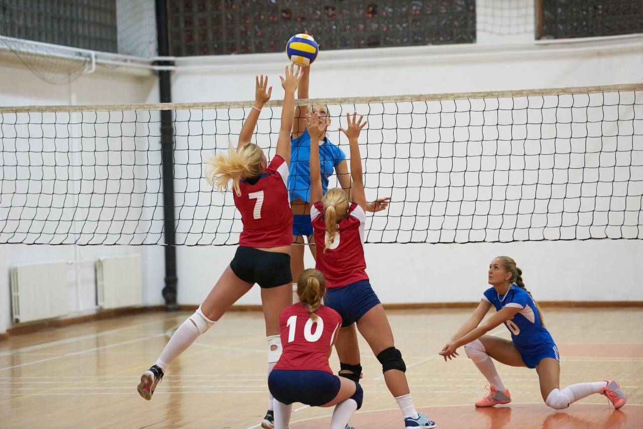 Spielerinnen am Netz mit Ball
