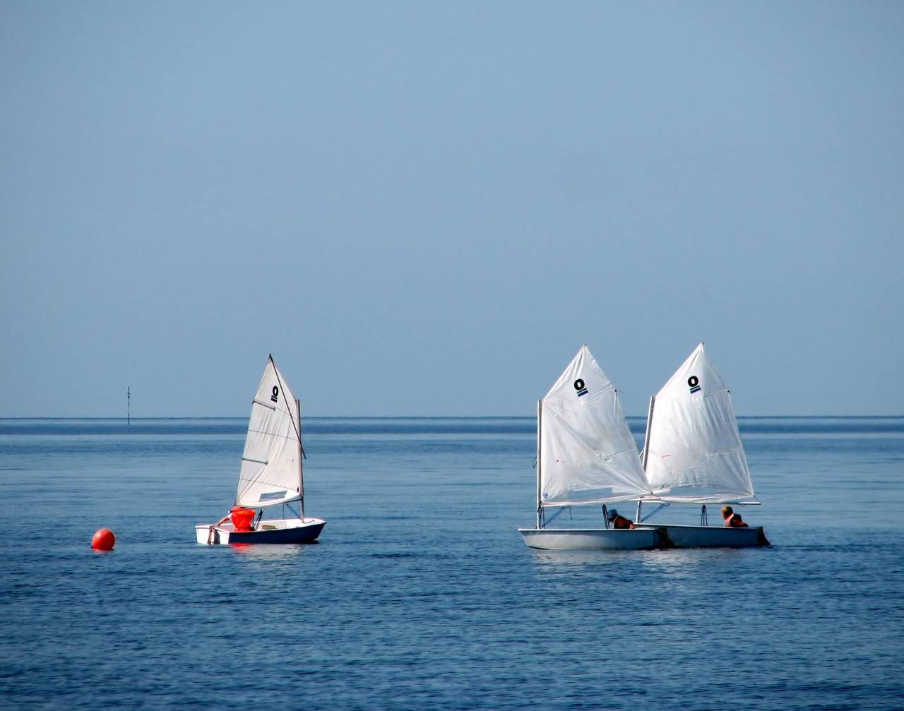 Drei Segelbote auf Meer