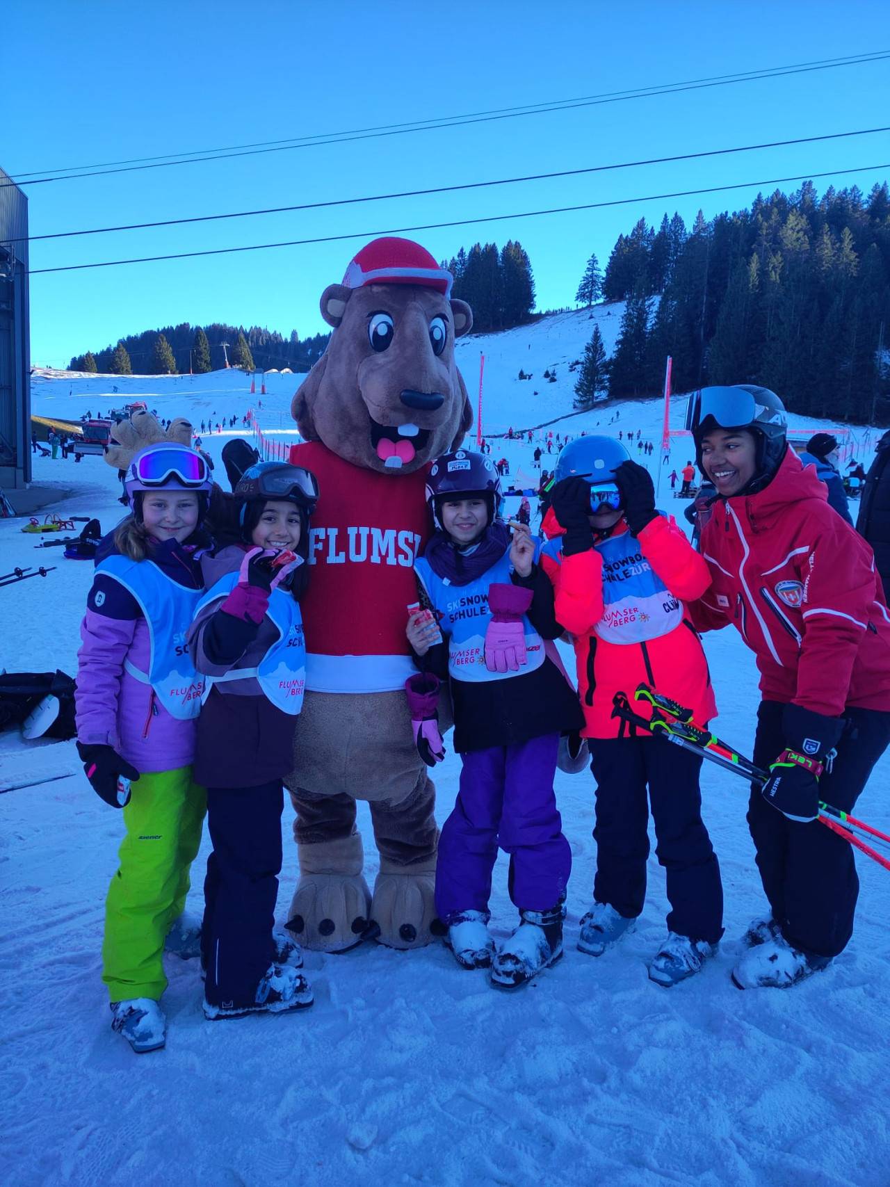 Skigruppe mit Maskottchen Flumsi