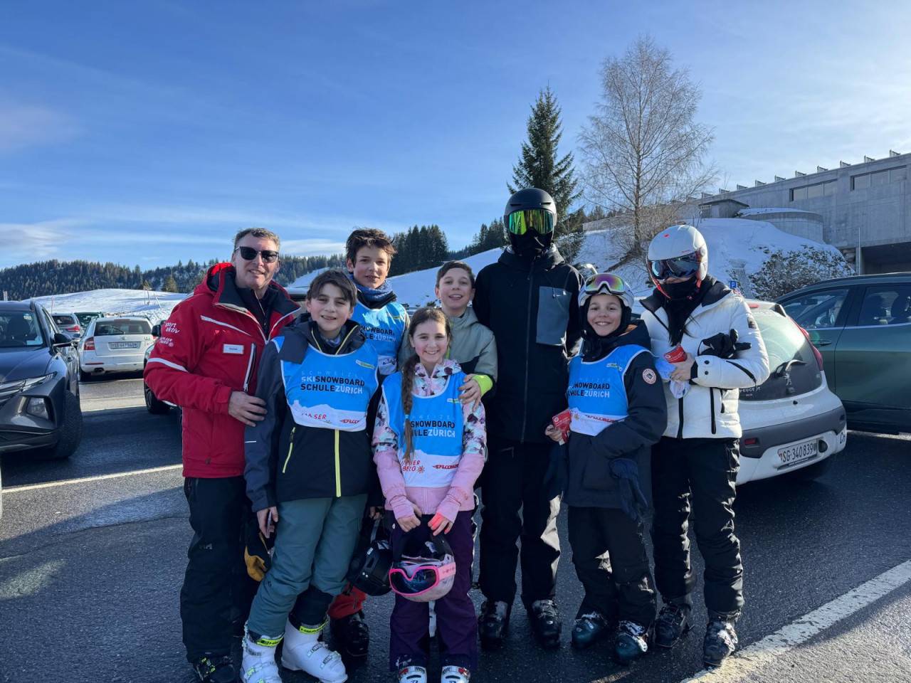 Kinderskigruppe mit Lehrer am Flumserberg